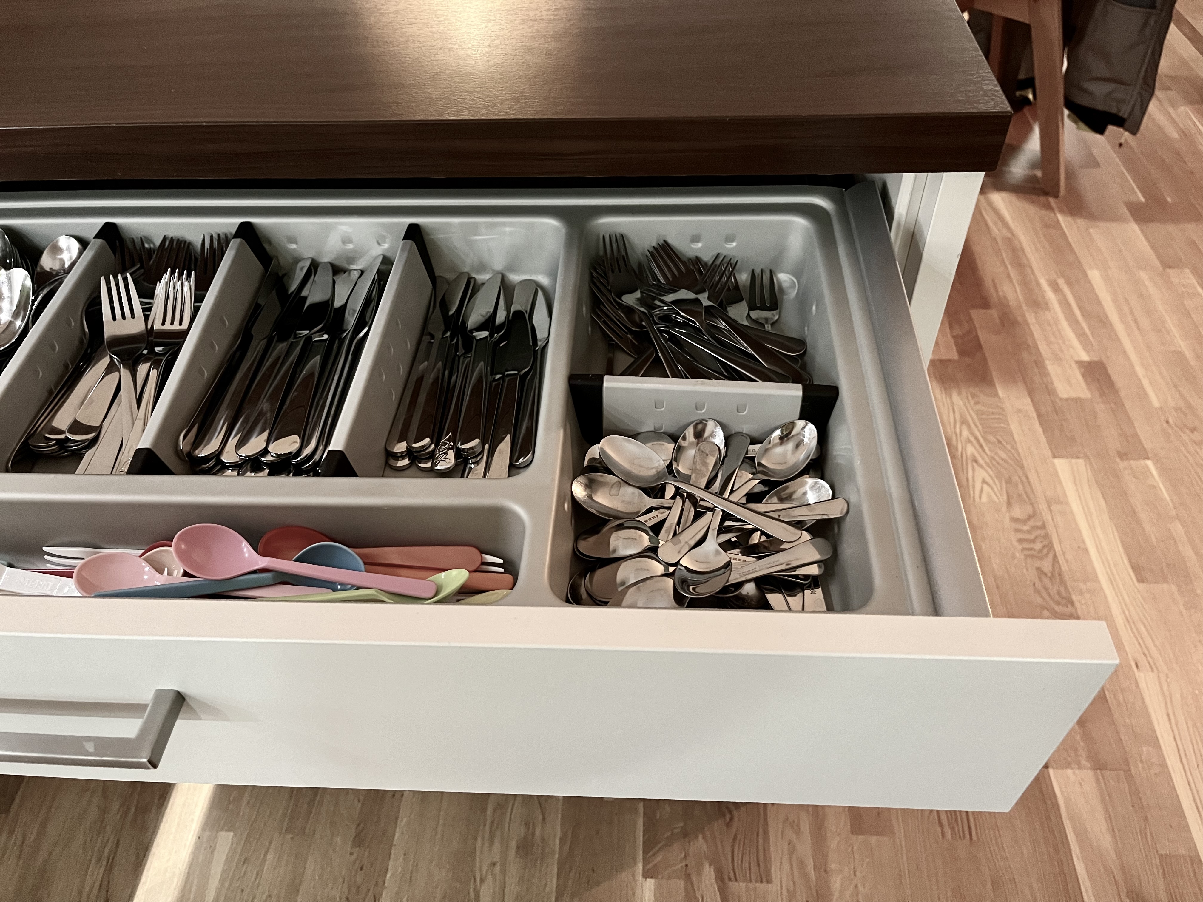 Viele billige Teelöffel in einer Schublade